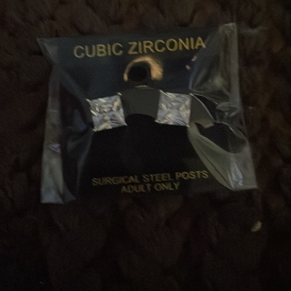 ๐๐CUBIC ZIRCONIA SQUARE STUD EARRINGS GOLD ๐๐ - Picture 2 of 3